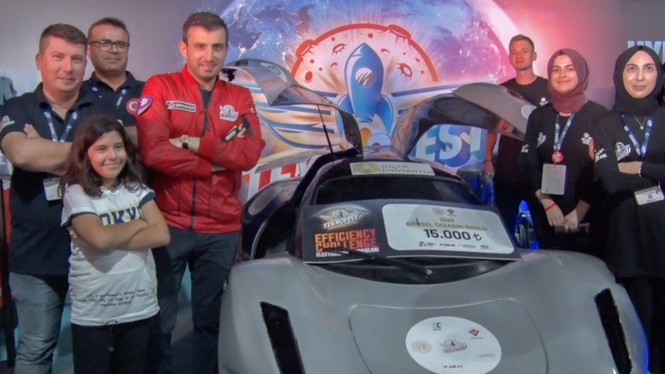 Selçuk Üniversitesinin ‘Görsel Tasarım Ödülü’ kazanan elektrikli aracı Alparslan’a yoğun ilgi 